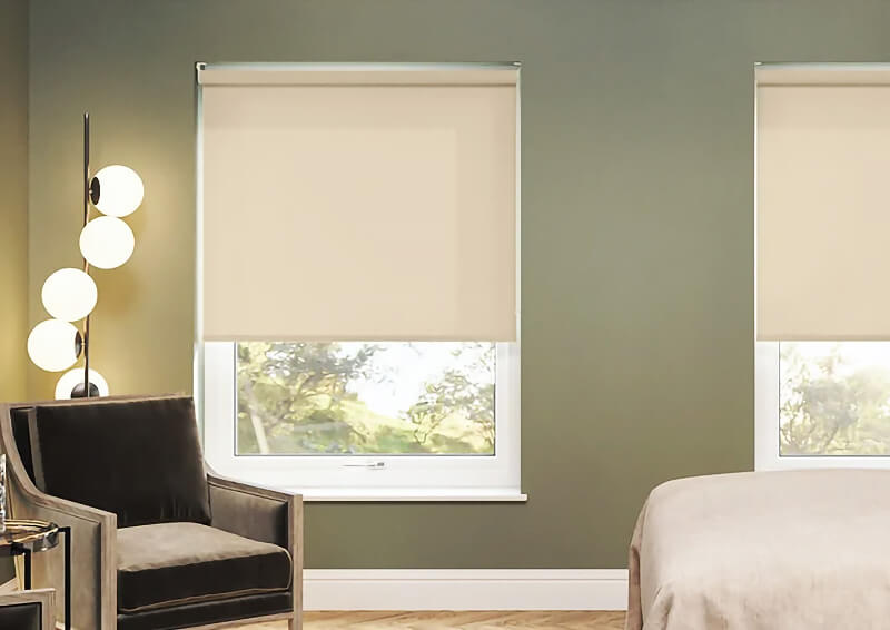 Sala interior com estores bege e móveis