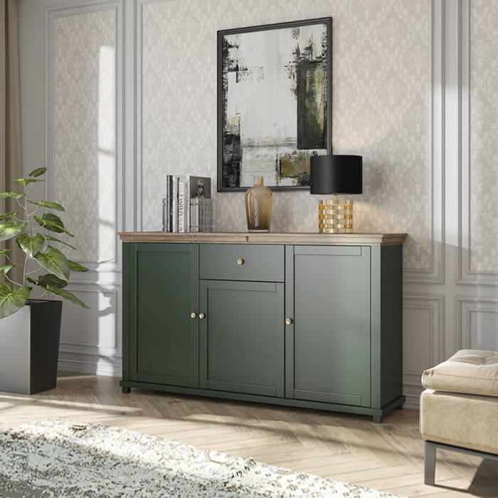 Aparador Clássico em Verde e Carvalho Evora Móvel verde escuro com tampo de madeira, abajur preto dourado, planta em vaso e cadeira bege