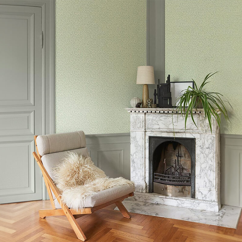 Papel de Parede Empire Fiona Wall Design | 600829 Cadeira reclinável em madeira clara com almofadas bege e creme junto a lareira de mármore branca.