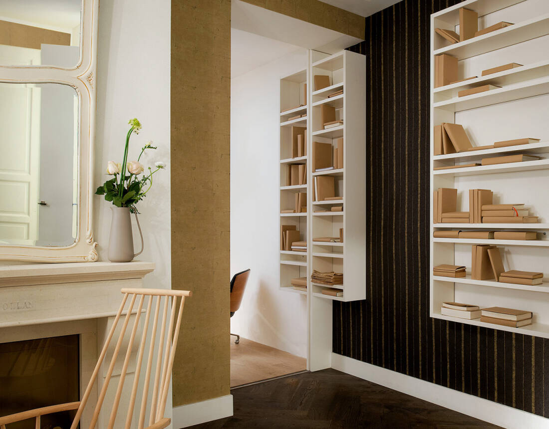 Papel de Parede Pedra, Azulejo, Ouro, Metálico 93992-2 Sala decorada com prateleiras brancas, cadeira de madeira, lareira branca, espelho e vaso com flores