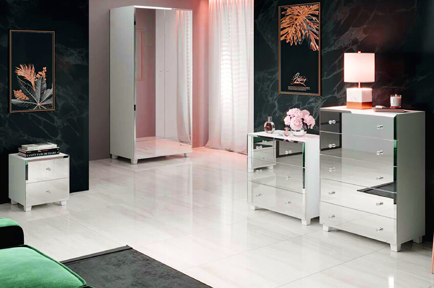 Sala com móveis espelhados, cortinas claras, parede escura e quadros decorativos.