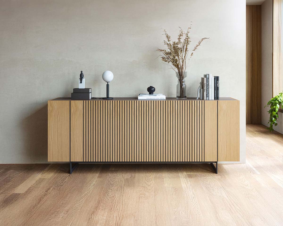 Aparador moderno em madeira clara com decoração e elementos minimalistas