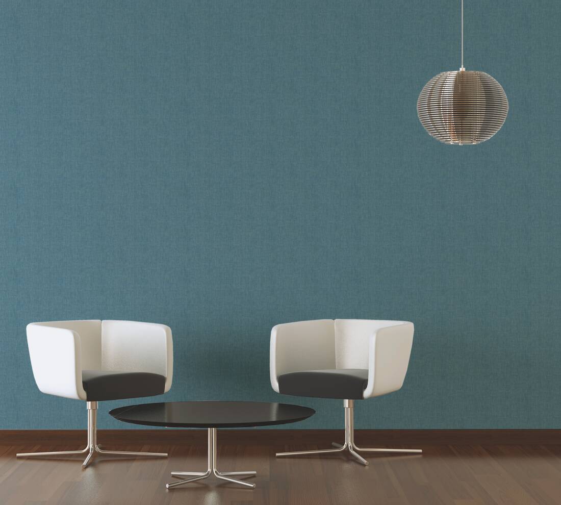 Papel de Parede Azul-Petróleo Absolutely Chic | 36976-3 Dois cadeirões brancos com assentos pretos e mesa de centro preta em frente a parede azul
