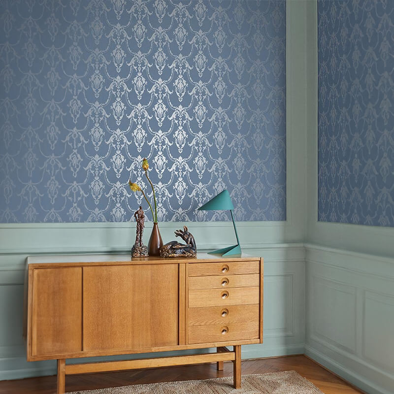Papel de Parede Vintage Fiona Wall Design | 601034 Aparador de madeira com decoração sobre ele e parede com papel de parede azul e padrão floral.
