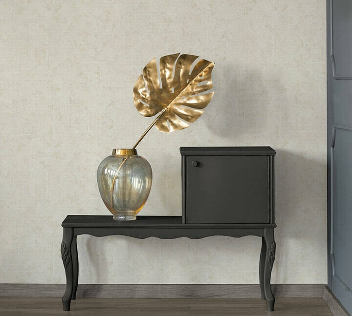 Papel de Parede Creme Absolutely Chic | 36974-3 Mesa preta com armário pequeno e vaso com folha dourada