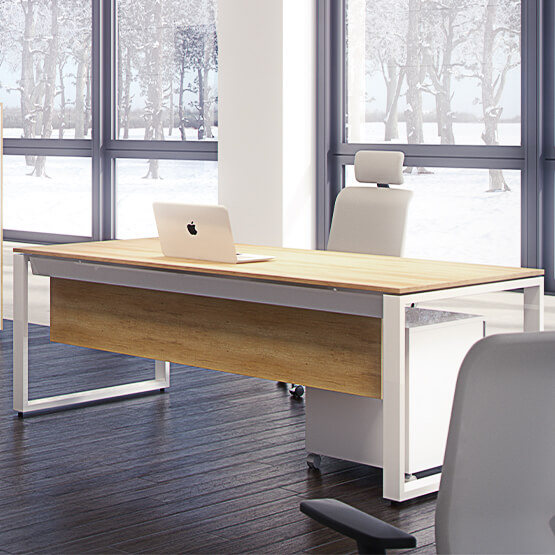 Secretária Branco e Nebraska Oxygen Secretária de madeira clara com estrutura branca e cadeira de escritório branca junto a janelas grandes