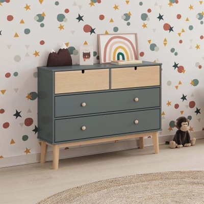 Cómoda em madeira com gavetas de dois tons e decoração infantil