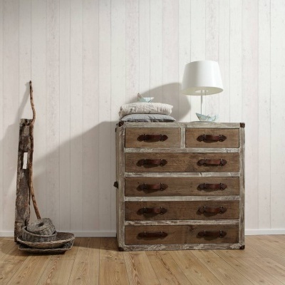 Cómoda vintage em madeira com gavetas e alças de couro, decoração rústica e lâmpada branca