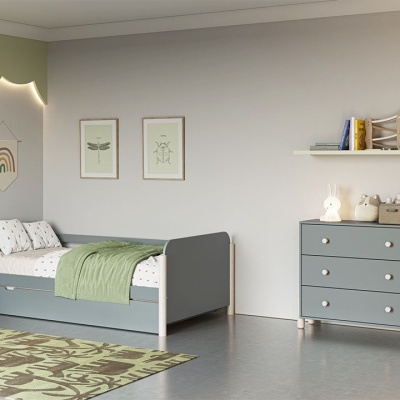 Quarto infantil com cama cinzenta, cómoda, quadros e tapete decorativo