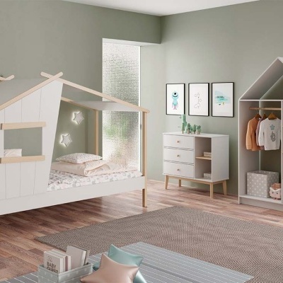 Quarto infantil com cama e móveis brancos em forma de casinha e decoração neutra.