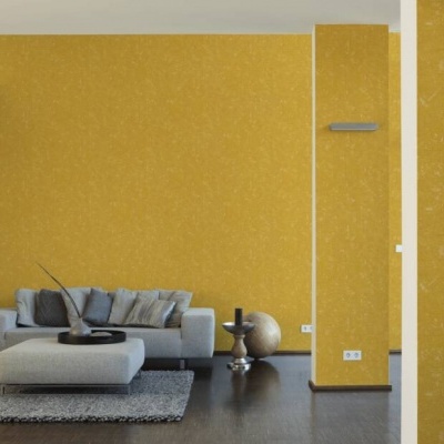 Sala moderna com parede amarelo ocre e sofá cinzento
