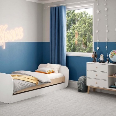 Quarto infantil com cama branca, roupa de cama cinza e amarelo, cómoda branca, cortina azul e decoração de estrelas e luz 'space'