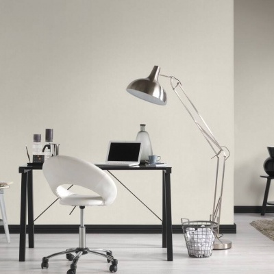 Mesa de escritório preta com cadeira branca, candeeiro metálico e objetos de escritório num espaço minimalista