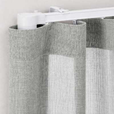 Cortina cinza claro semi-transparente com padrão de trama numa varão branco