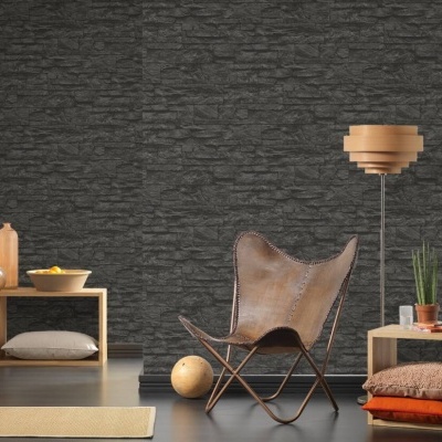 Interior com parede de pedra, cadeira de pele castanha, luminária de madeira e móveis de apoio