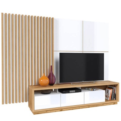 Móvel de sala em madeira clara com gavetas brancas, TV preta e painéis de madeira na parede