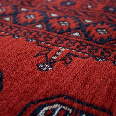 Tapete vermelho com padrão geométrico azul e branco