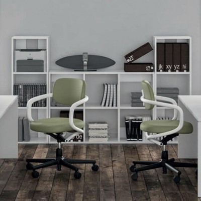 Duas cadeiras de escritório verdes com estantes brancas e piso de madeira escura