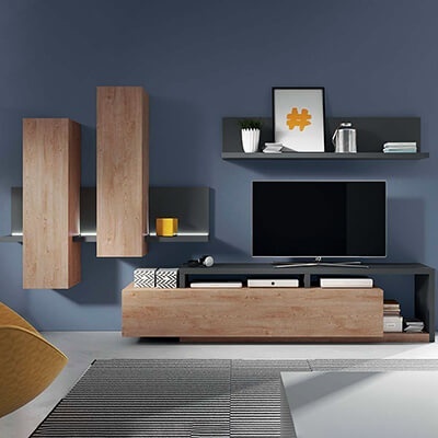 Móvel TV suspenso madeira clara e cinzento com decoração e cadeira amarela