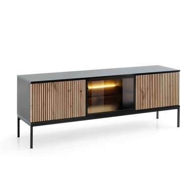 Móvel de sala moderno com portas de madeira clara e vidro fumado