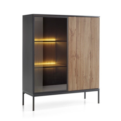 Móvel vitrine com porta de vidro fumado iluminada e porta de madeira ripada