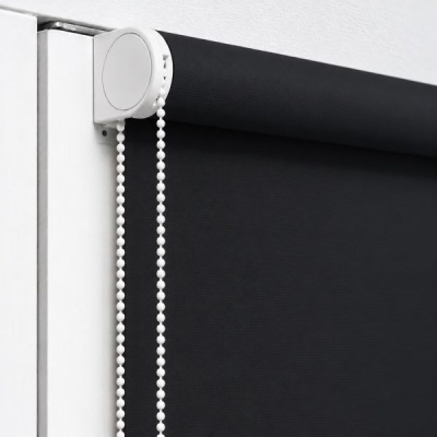 Estore rolo preto com corrente de bolas e mecanismo branco
