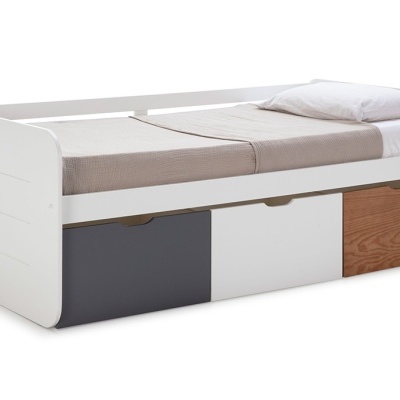 Cama infantil branca com três gavetas coloridas sob colchão bege e almofada branca