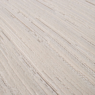 Tapete creme claro com textura felpuda e padrão em linhas