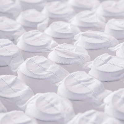 Molas individuais embaladas em tecido branco