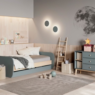 Quarto infantil com cama cinza, cómoda, autocolante da lua na parede e iluminação ambiente