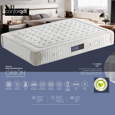 Colchão branco acolchoado com etiqueta azul 'conforgal' em quarto moderno com janela grande