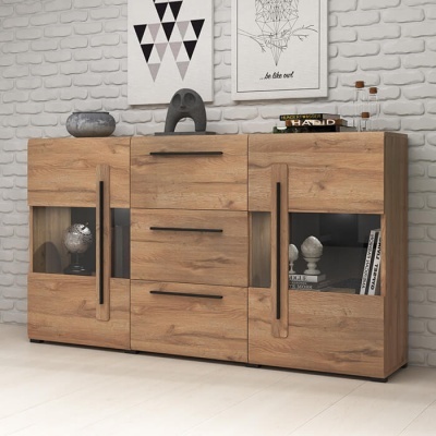 Móvel de madeira clara com gavetas, portas de vidro e decoração artística