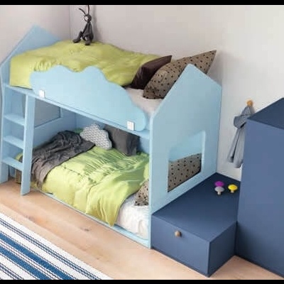 Cama dupla em beliche azul claro com escada e gavetas, roupa de cama verde e almofadas castanhas, tapete azul e branco