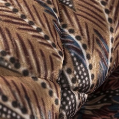 tecido com padrão abstrato em castanho, preto e azul