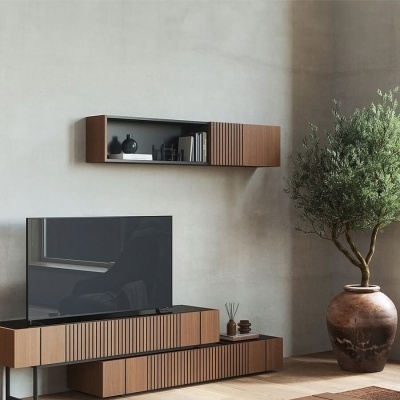 Móveis de madeira com textura canelada e vaso grande com planta