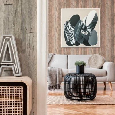 Sala de estar com decoração moderna e elementos em madeira e metal.