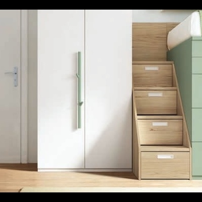 Armário branco com puxadores verdes e escada de gavetas de madeira clara ao lado de cama verde