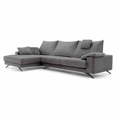 Sofá de canto cinzento com pés metálicos e almofadas