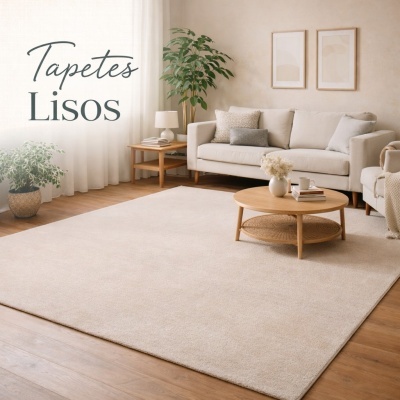 Tapete liso bege numa sala com sofá cinza claro e mesa de centro de madeira