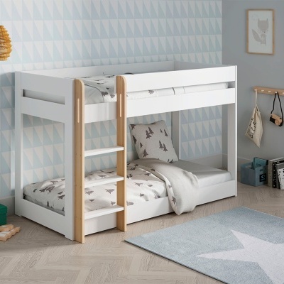 Beliche branco com detalhes de madeira natural e roupa de cama cinza com padrão, numa divisão clara com tapete azul de estrela