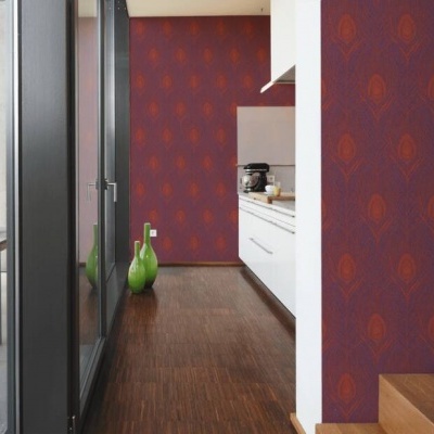 Interior com escadaria em madeira, papel de parede vermelho, cozinha branca e varanda com mesa e cadeiras brancas