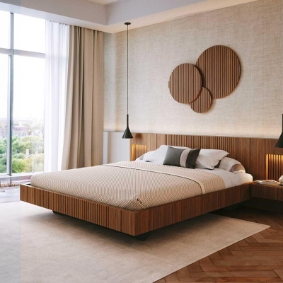 Quarto com cama de madeira, roupa de cama bege, decoração em círculos de madeira na parede e cortinas claras