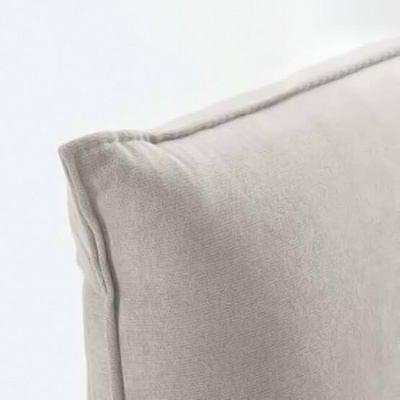 Almofada bege de tecido com costura reforçada na borda