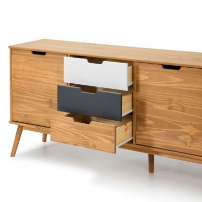 Móvel em madeira clara com gavetas coloridas e portas laterais