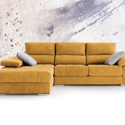 Sofá amarelo mostarda com chaise longue e duas almofadas cinzentas