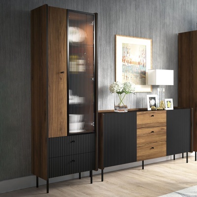 Armário modular de madeira com portas texturizadas e vidro canelado