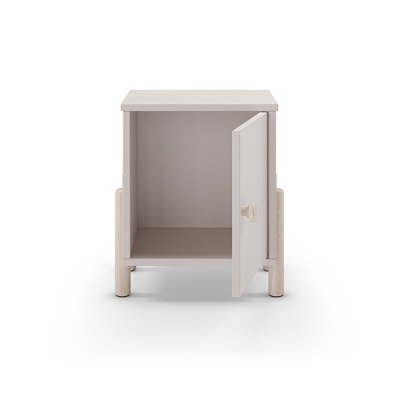 Móvel pequeno de madeira com porta aberta e puxador quadrado.