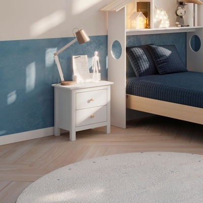 Quarto com cama azul escuro, criado-mudo branco com candeeiro e prateleira decorativa em parede azul e branca