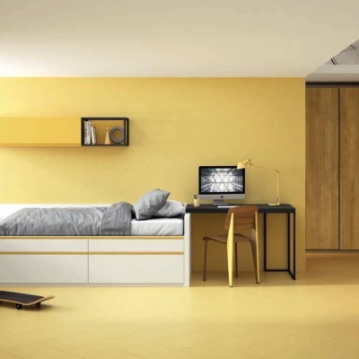 Quarto moderno amarelo com cama, secretária, cadeira, armário, skate e ventoinha