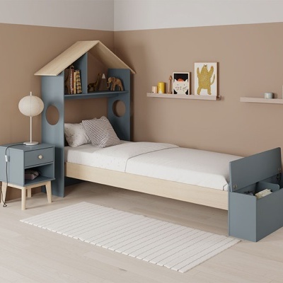 Cama infantil azul e cinza com estrutura em forma de casa, almofadas, mesa de cabeceira e decoração na parede